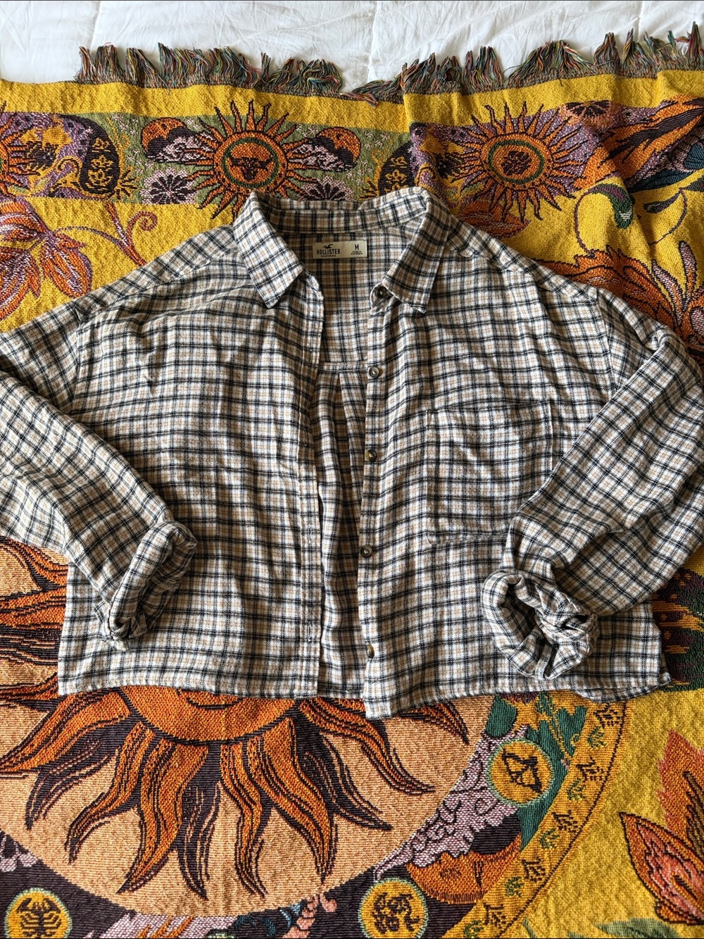 Hollister Cropped Plaid Button-Front Shirt Jacket in Cream and Black